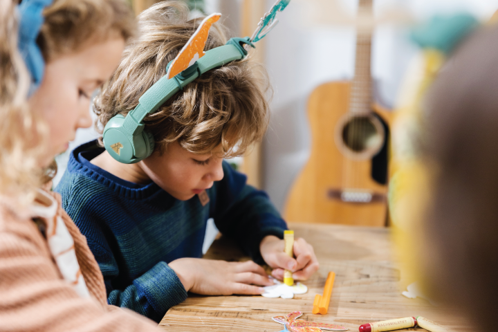 Kids coloring in Doodas